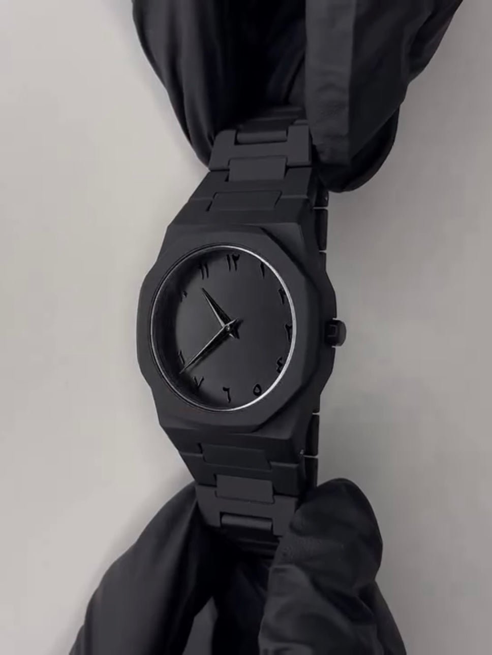 Black Aura Watch Elegant Stylish Design Strong Durable Build Comfortable Strap Clear Display Perfect Accessory For Daily Wear And Special Occasions - Image 2